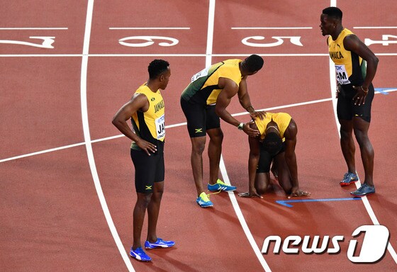 볼트가 13일(한국시간) 영국 런던에서 열린 IAAF 세계선수권 400m 계주에서 넘어져 완주에 실패했다. © AFP=News1