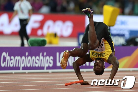 볼트가 세계선수권 400m 계주에서 왼쪽 햄스트링 경련으로 넘어졌다. © AFP=News1
