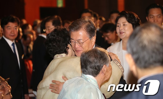 문재인 대통령이 15일 광복절 경축식에서 위안부 피해자 이용수 할머니를 안고 있다.(국가보훈처) © News1 박지혜 기자