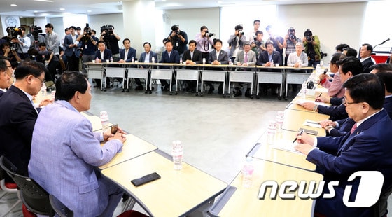 홍준표 한국당 대표가 16일 서울 여의도 당사에서 열린 최고위원·3선 의원 연석회의에서 모두발언을 하고 있다.  © News1 박정호 기자