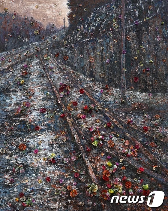 기적소리 The Train Whistle, 2013, 캔버스에 유채, 조화 Oil, artificial flowers on canvas, 227.3x181.8cm (학고재갤러리 제공) © News1