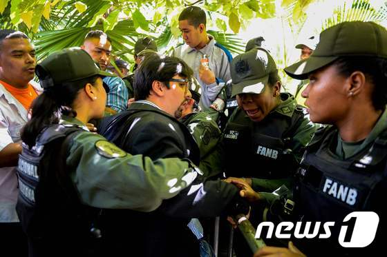 베네수엘라에서 투옥된 야권 지도자 레오포이도 로페즈를 만나러 가는 야권 의원을 막는 정부군 © AFP=뉴스1