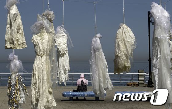 레바논 예술가와 여성단체 ABAAD는 성폭행범이 피해자와 결혼을 선택할 경우 처벌을 면하게 한 악법 폐기를 요구하는 시위를 다양하게 펼쳐왔다. 이들은 이 운동에서 찢어지고 망가진 웨딩드레스를 통해 짓밟힌 여성 인권을 표현했다.  © AFP=뉴스1