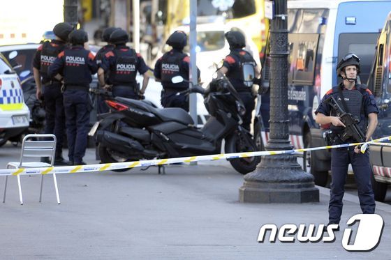 17일(현지시간) 차량돌진 테러가 발생한 스페인 바르셀로나 중심가의 라 람블라 지구에서 무장 경찰이 경계 근무를 서고 있다. © AFP=뉴스1