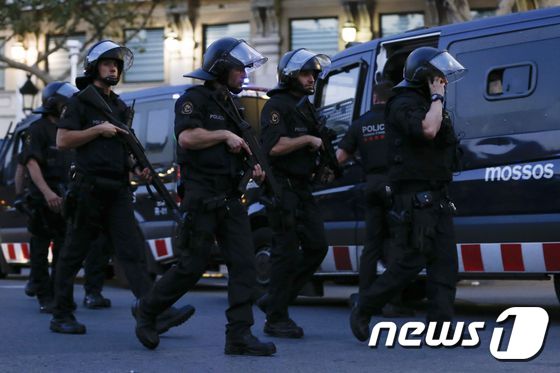 바르셀로나 차량 테러가 발생한 거리에서 경계를 서고 있는 경찰들. © AFP=뉴스1