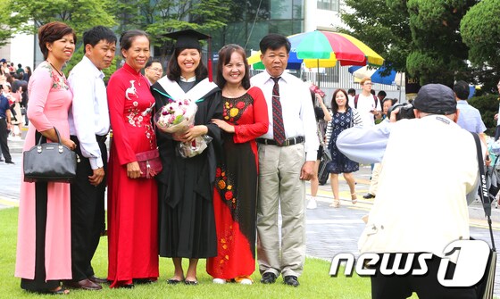 '가족과 함께하는 유학생의 졸업식'