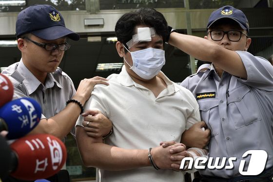 대만 총통부 진입을 시도하다 헌병대에게 흉기를 휘두른 혐의로 체포된 대만인 뤼모씨(51). © AFP=뉴스1