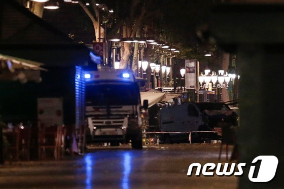 17일(현지시간) 밤 차량 공격 테러가 발생한 스페인 바르셀로나의 람블라스 거리.© AFP=뉴스1