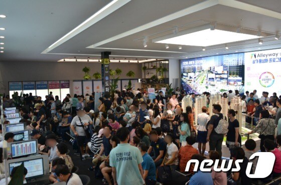 '인천 더샵 스카이타워' 모델하우스 로비를 가득 채운 방문객들의 모습© News1