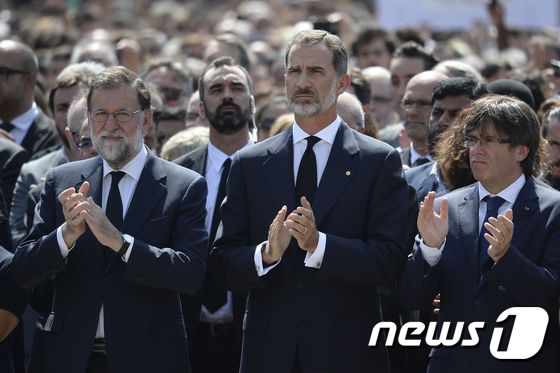 (왼쪽부터)마리아노 라호이 스페인 총리, 펠리페 6세 국왕, 카를레스 푸이그데몬 카탈루냐 주지사가 18일(현지시간) 바르셀로나 중심가에 위치한 카탈루냐 광장에서 2건의 차량테러 희생자들을 애도하고 있다. © AFP=뉴스1