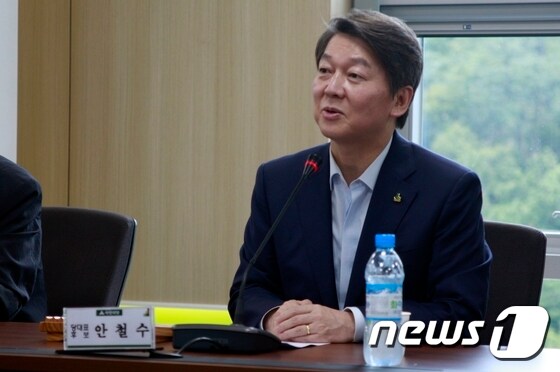 안철수 국민의당 대표 후보가 19일 오후 대전 동구청 10층 소회의실에서 기자들과 간담회를 갖고 있다. © News1