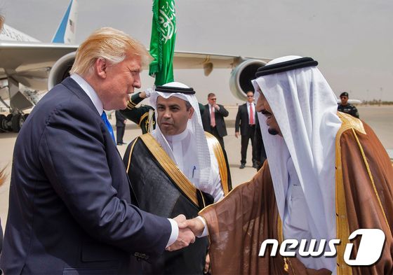 지난 5월 사우디아라비아 리야드 공항에서 도널드 트럼프 미국 대통령과 살만 빈압둘아지즈 알사우드  사우디 국왕 이 악수를 나누고 있다.  © AFP=뉴스1