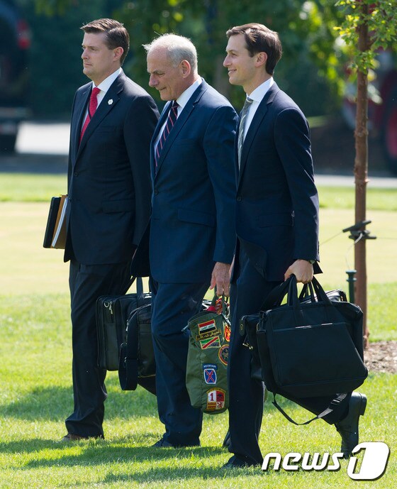 존 켈리 백악관 비서실장(가운데)와 대통령의 사위 재러드 쿠슈너 선임 고문(오른쪽) 등이 백악관 내에서 걸어가고 있다. © AFP=뉴스1