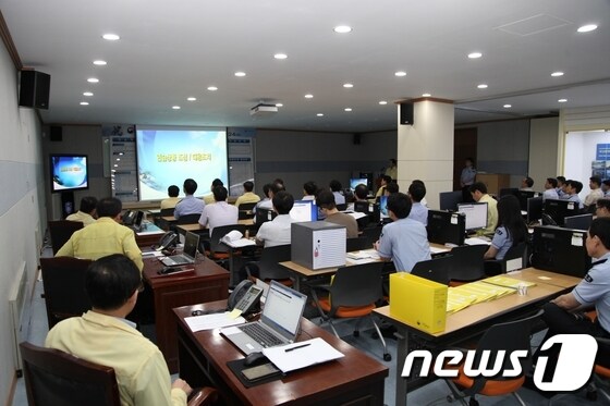 부산본부세관 소속 직원들이 을지훈련을 대비해 교육 훈련을 실시하고 있다. (부산본부세관 제공)© News1