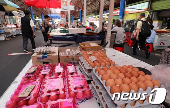  21일 오후 서울의 한 전통시장 계란 도매업소 앞으로 시민들이 지나가고 있다. 2017.8.21/뉴스1 © News1 박지혜 기자