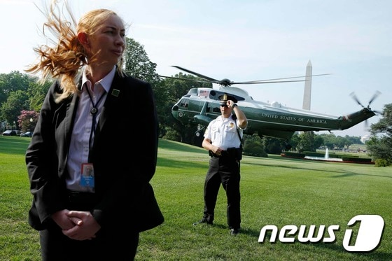 미 대통령 전용 헬기 '머린원'의 이륙 당시 경계를 서고 있는 비밀경호국 요원들.© AFP=뉴스1