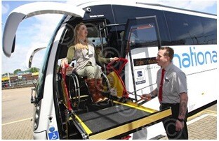 휠체어 승강장비가 설치된 영국의 고속버스. (국가인권위원회 제공) © News1