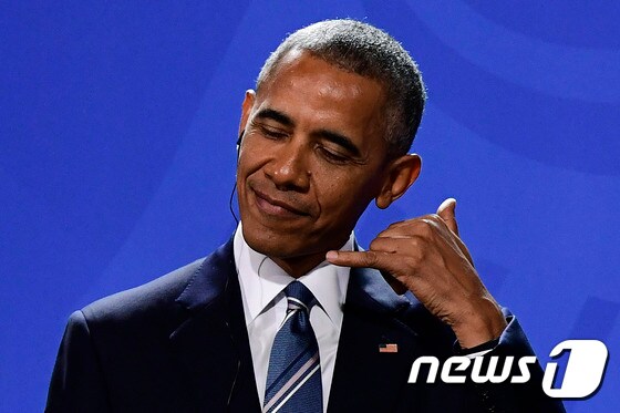 손짓하는 오바마 전 대통령. © AFP=뉴스1