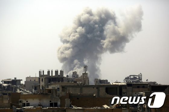 공습이 지나간 시리아 라카에서 흰 연기가 피어오르고 있다. © AFP=뉴스1
