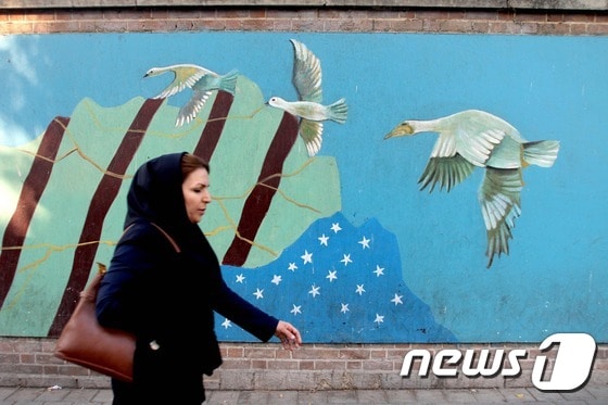 이란의 한 여인이 테헤란에 있는 미국 대사관 앞을 걸어가고 있다. © AFP=뉴스1