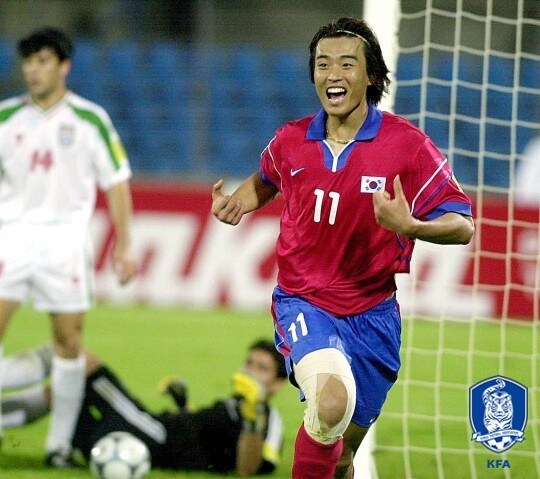 2000년 아시안컵 8강전에서 골든골을 성공시키고 기뻐하는 이동국 (대한축구협회 제공) © News1