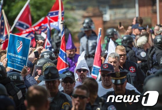 미국의 대표적인 백인우월주의 단체인 'KKK' 회원들이 지난 8일(현지시간) 미국 버지니아주(州)에서 시위를 벌이고 있다. © AFP=뉴스1