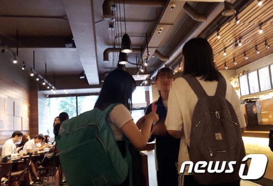 29일 오후 서울 강남구 대치동 학원가의 한 카페에서 학생들이 메뉴를 주문한 뒤 즐겁게 이야기를 나누고 있다. 2017.8.29/뉴스1 © News1