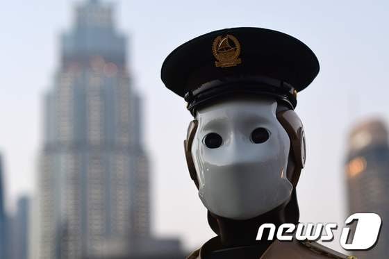 지난 5월 세계 최초의 '로봇 경찰'이 두바이 부르즈할리파에서 근무를 서는 모습.  © AFP=뉴스1