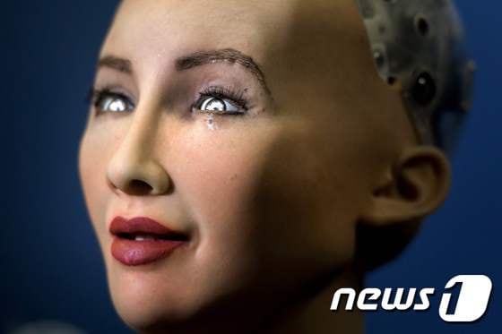 지난 6월 스위스 제네바에서 열린 국제 포럼에서 공개된 인공지능(AI) 로봇 '소피아'.© AFP=뉴스1