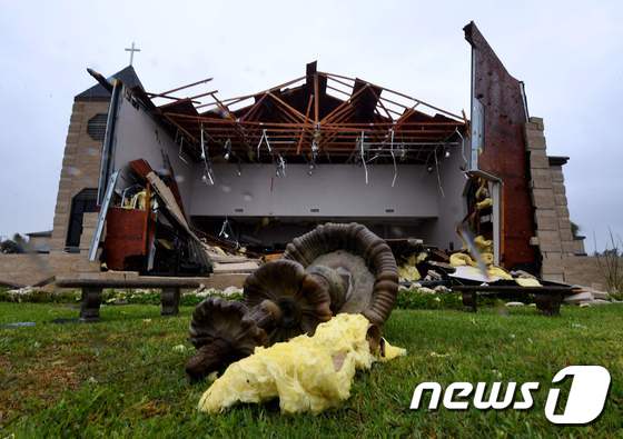 텍사스 주 락포트의 침례교회가 무너져 있다. © AFP=뉴스1