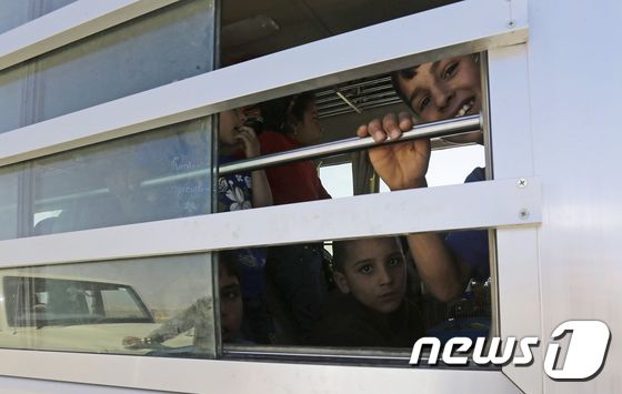 이슬람국가(IS) 소속 어린이들을 태운 시리아 접경지 버스. © AFP=뉴스1