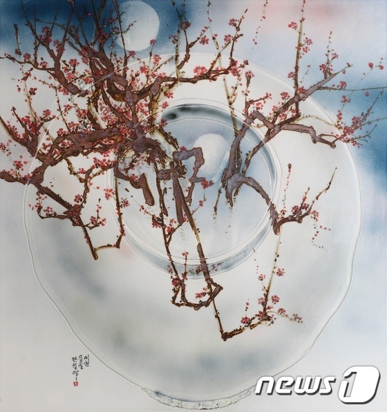 오만철, 반추(反芻)-달항아리(梅)82x87cm백자도판1330℃환원소성2017 (작가제공) © News1