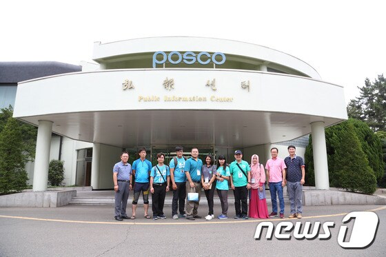 포스코 포항제철소 기념관을 방문을 방문한 회원들©(포항 4-H회제공)© News12017.8.3/뉴스1