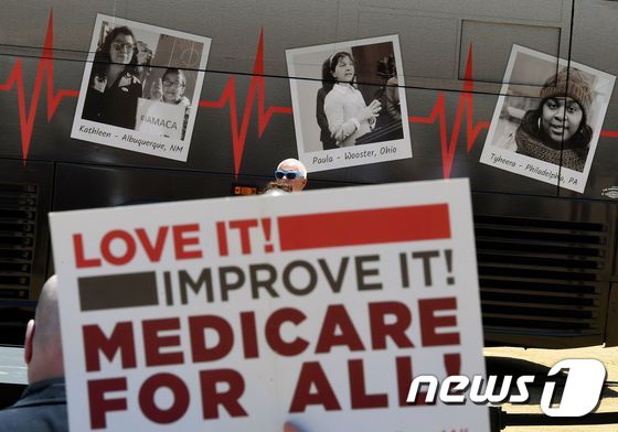미국 공화당 중심의 건강보험 개혁에 반대하는 시위. 피켓에 '메디케어를 모두에게'라고 적혀 있다. © AFP=뉴스1