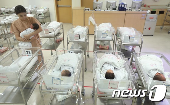 서울 중구 묵정동 제일병원 신생아실에서 간호사들이 신생아들을 돌보고 있다. © News1 신웅수 기자