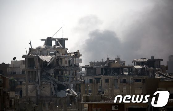 시리아 동부 지역 하늘로 연기가 치솟고 있다. © AFP=뉴스1