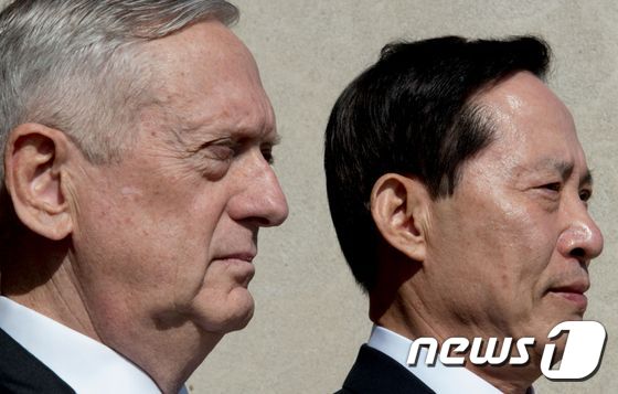 제임스 매티스 미국 국방장관(왼쪽)이 30일(현지시간) 방미중인 송영무 국방장관(오른쪽)과 국방부에서 만나 회담을 가졌다.© AFP=뉴스1