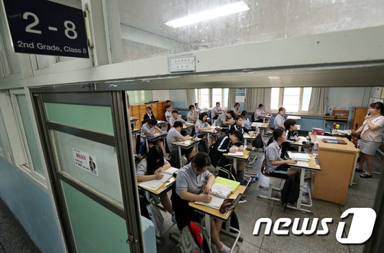 지난해 8월 서울 강서구 한 중학교에서 2학년 학생들이 수업을 받고 있다. /뉴스1 © News1 박세연 기자