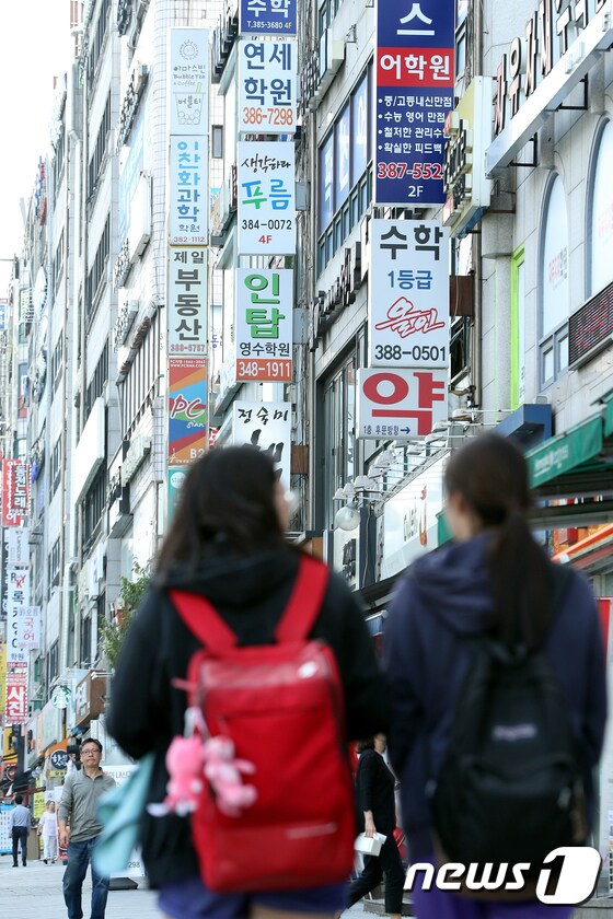  8월31일 오후 서울 경기 안양시 동안구 학원가에서 학생들이 학원으로 향하고 있다.  /뉴스1 © News1 신웅수 기자