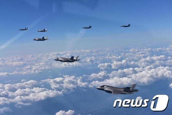 31일 오후 한반도 상공에서 실시된 한미 공군 연합 항공차단 작전에서 한국 공군 F-15K 전투기와 미 해병대 F-35B 스텔스 전투기가 함께 비행하고 있다. (공군 제공) 2017.8.31/뉴스1