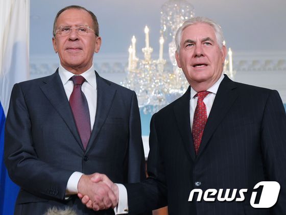 세르게이 라브로프 러시아 외무장관(왼쪽)과 렉스 틸러슨 미국 국무장관. © AFP=뉴스1