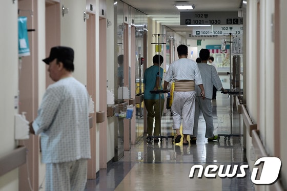 경기 고양 국립암센터 호스피스 완화의료병동에서 환자들이 복도를 오가고 있다.  © News1 민경석 기자