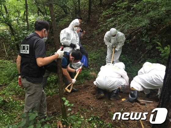경찰이 경북 봉화군에 있는 한 야산에 암매장된 피해자 시신을 발굴하고 있다.(부산지방경찰청 제공) © News1