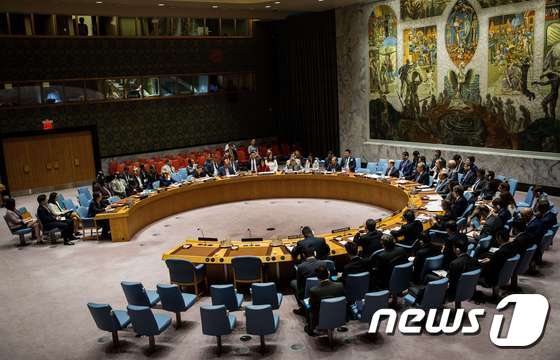 5일(현지시간) 유엔안보리가 대북 제재안을 만장일치로 통과시키고 있다. AFP-뉴스1