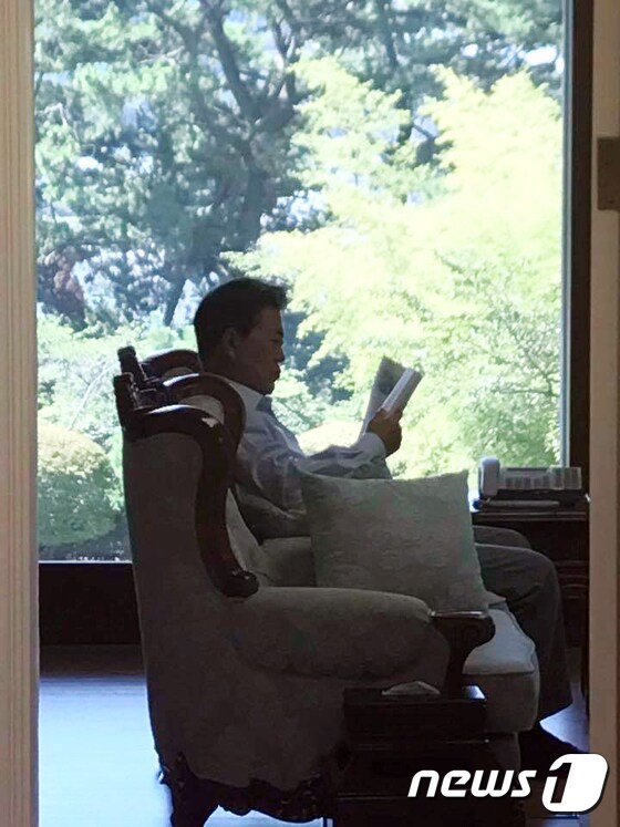 문재인 대통령이 지난 2017년 8월5일 휴가지에서 독서를 하고 있는 모습. (청와대 제공) 2017.8.5/뉴스1 © News1 이광호 기자