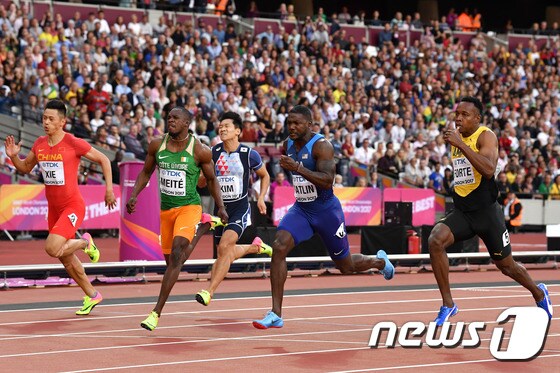 김국영(왼쪽에서 세 번째)이 6일(한국시간) 영국 런던 올림픽스타디움에서 열린 2017 런던 세계육상선수권대회 남자 100m 준결승 1조 경기에서 최하위를 기록하며 결승 진출에 실패했다. © AFP=News1