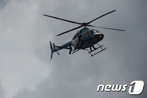 6일(현지시간) 베네수엘라 발렌시아 상공을 나는 보안군의 헬리콥터.  © AFP=뉴스1