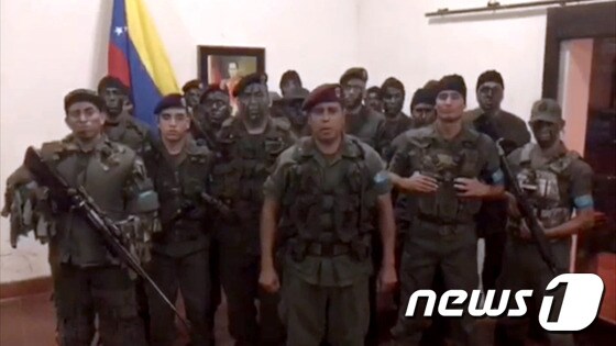 6일(현지시간) 소셜미디어에 게재된 영상에서 자신을 후안 카과리파노 대위라고 소개한 남성(가운데)이 반란을 선언하고 있다. 그는 