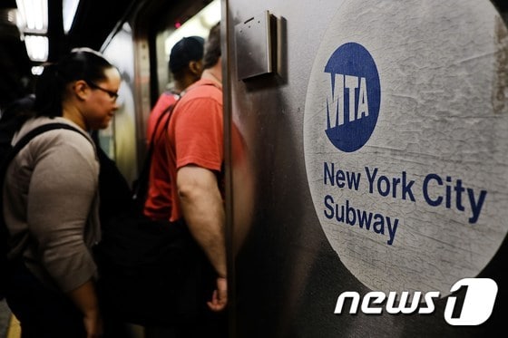 뉴욕 지하철에 탑승하는 시민들. © AFP=뉴스1