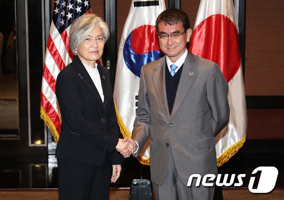 강경화 외교부 장관(왼쪽)과 고노 다로 일본 외무상(자료사진). 2017.8.7/뉴스1 © News1 오대일 기자
